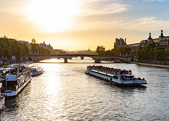 Barco a los pies de Notre Dame de Paris