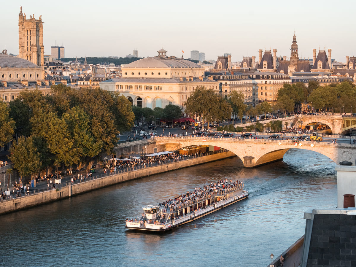 Cheap Seine river cruise tickets in Paris (Bateaux Mouches)